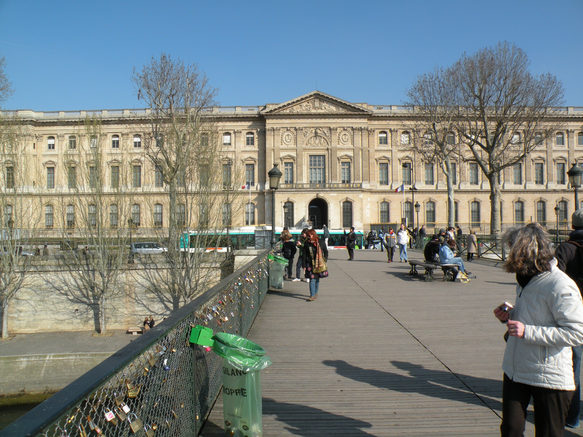  Le Louvre vu depuis le Pont des Arts